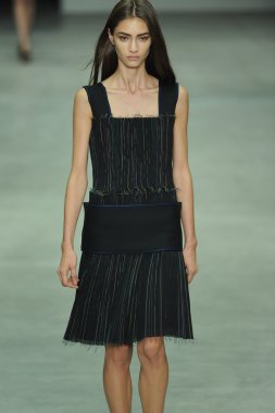 model, calvin klein koleksiyonu moda defilesi