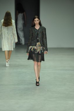 model, calvin klein koleksiyonu moda defilesi