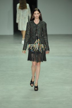 model, calvin klein koleksiyonu moda defilesi