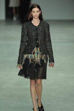 model, calvin klein koleksiyonu moda defilesi