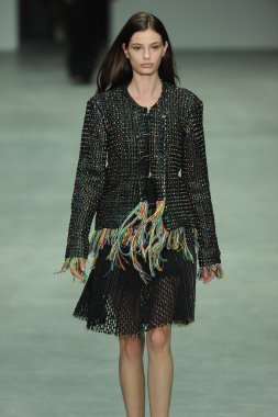 model, calvin klein koleksiyonu moda defilesi