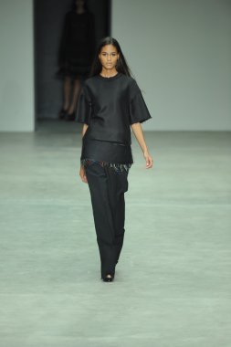 model, calvin klein koleksiyonu moda defilesi