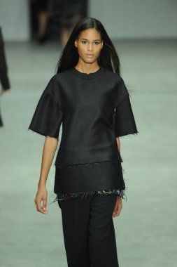 model, calvin klein koleksiyonu moda defilesi