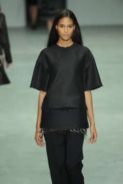 model, calvin klein koleksiyonu moda defilesi