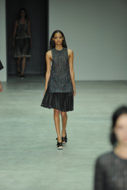 model, calvin klein koleksiyonu moda defilesi