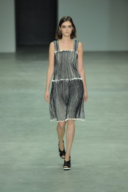 model, calvin klein koleksiyonu moda defilesi