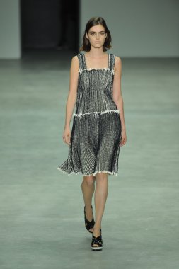 model, calvin klein koleksiyonu moda defilesi