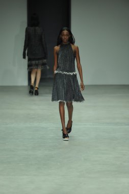 model, calvin klein koleksiyonu moda defilesi