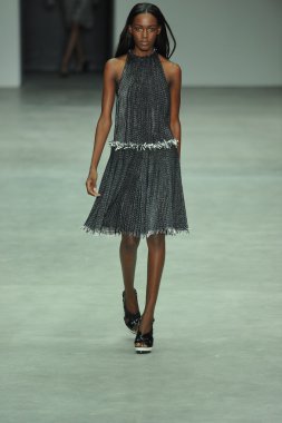 model, calvin klein koleksiyonu moda defilesi