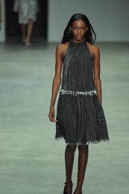model, calvin klein koleksiyonu moda defilesi