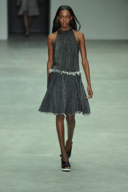 model, calvin klein koleksiyonu moda defilesi