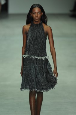 model, calvin klein koleksiyonu moda defilesi