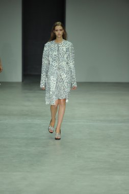 model, calvin klein koleksiyonu moda defilesi