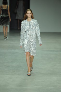 model, calvin klein koleksiyonu moda defilesi
