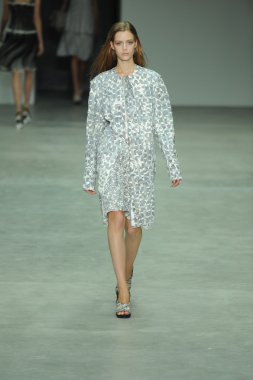 model, calvin klein koleksiyonu moda defilesi