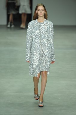 model, calvin klein koleksiyonu moda defilesi
