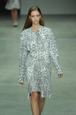 model, calvin klein koleksiyonu moda defilesi