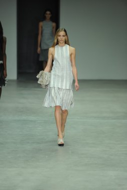 model, calvin klein koleksiyonu moda defilesi