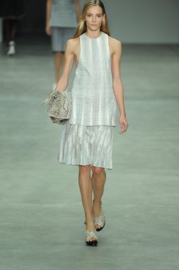 model, calvin klein koleksiyonu moda defilesi