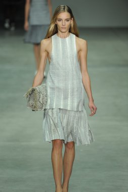 model, calvin klein koleksiyonu moda defilesi