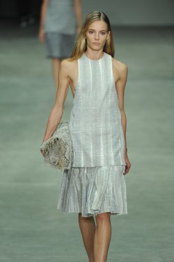 model, calvin klein koleksiyonu moda defilesi