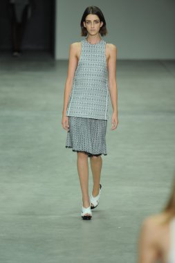 model, calvin klein koleksiyonu moda defilesi