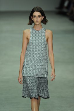 model, calvin klein koleksiyonu moda defilesi