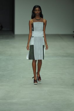 model, calvin klein koleksiyonu moda defilesi