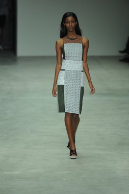 model, calvin klein koleksiyonu moda defilesi