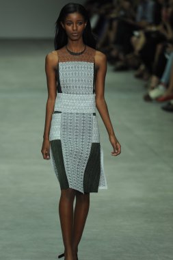 model, calvin klein koleksiyonu moda defilesi