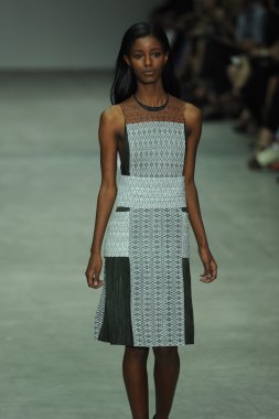 model, calvin klein koleksiyonu moda defilesi