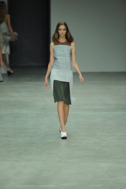 model, calvin klein koleksiyonu moda defilesi