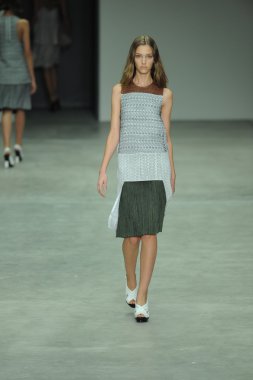 model, calvin klein koleksiyonu moda defilesi