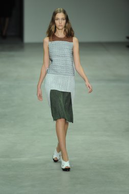 model, calvin klein koleksiyonu moda defilesi