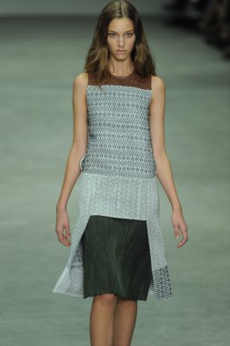 model, calvin klein koleksiyonu moda defilesi