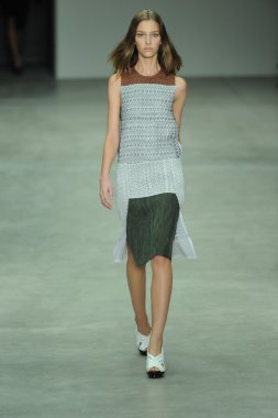 model, calvin klein koleksiyonu moda defilesi