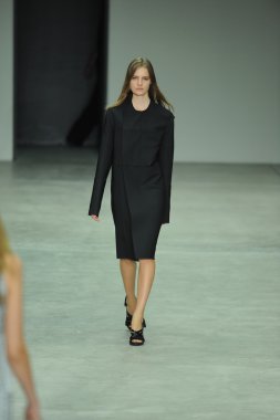 model, calvin klein koleksiyonu moda defilesi