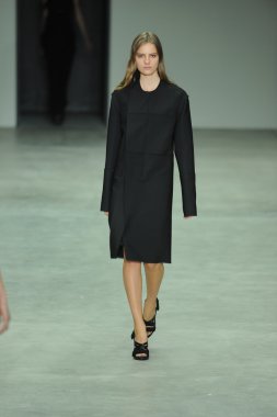 model, calvin klein koleksiyonu moda defilesi