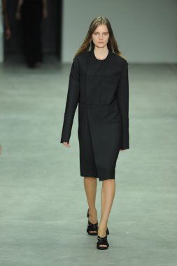 model, calvin klein koleksiyonu moda defilesi