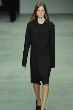 model, calvin klein koleksiyonu moda defilesi