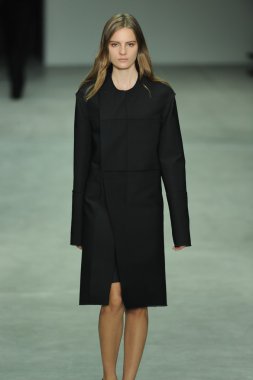 model, calvin klein koleksiyonu moda defilesi