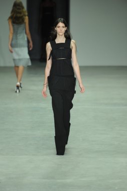 model, calvin klein koleksiyonu moda defilesi