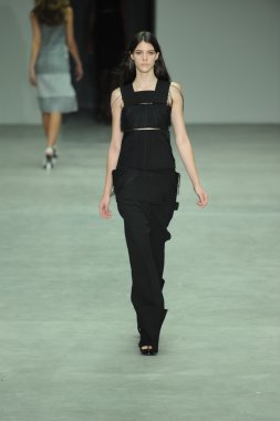 model, calvin klein koleksiyonu moda defilesi