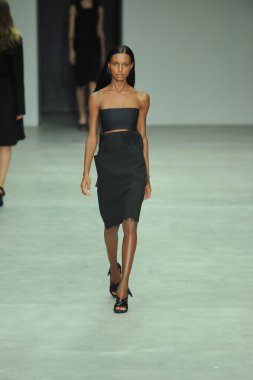 model, calvin klein koleksiyonu moda defilesi