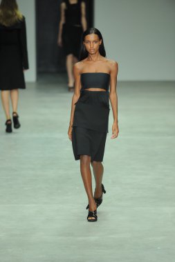 model, calvin klein koleksiyonu moda defilesi