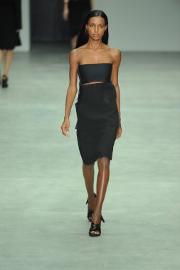 model, calvin klein koleksiyonu moda defilesi