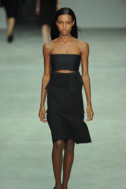 model, calvin klein koleksiyonu moda defilesi