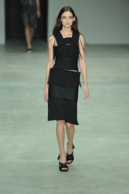 model, calvin klein koleksiyonu moda defilesi