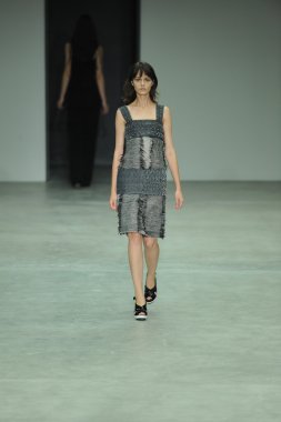 model, calvin klein koleksiyonu moda defilesi