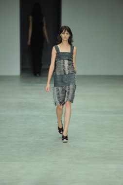 model, calvin klein koleksiyonu moda defilesi